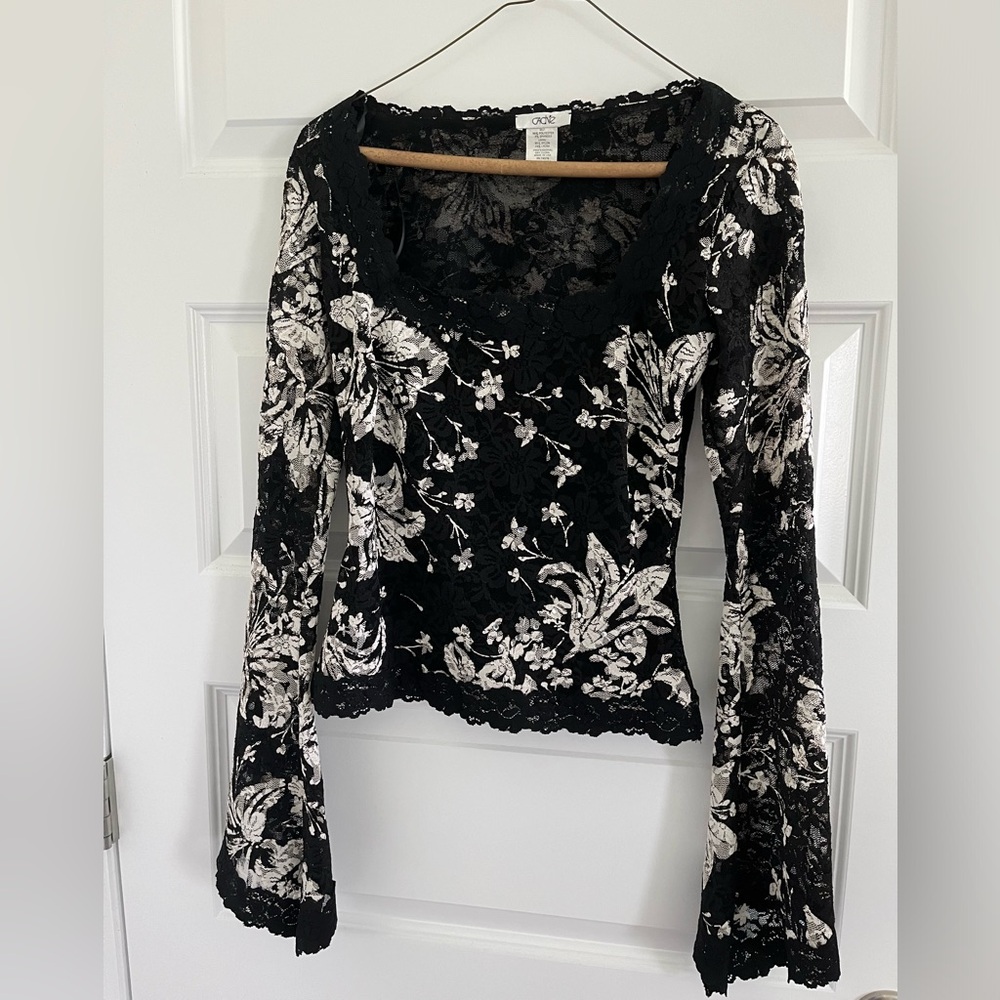 Cache long bell sleeve top.